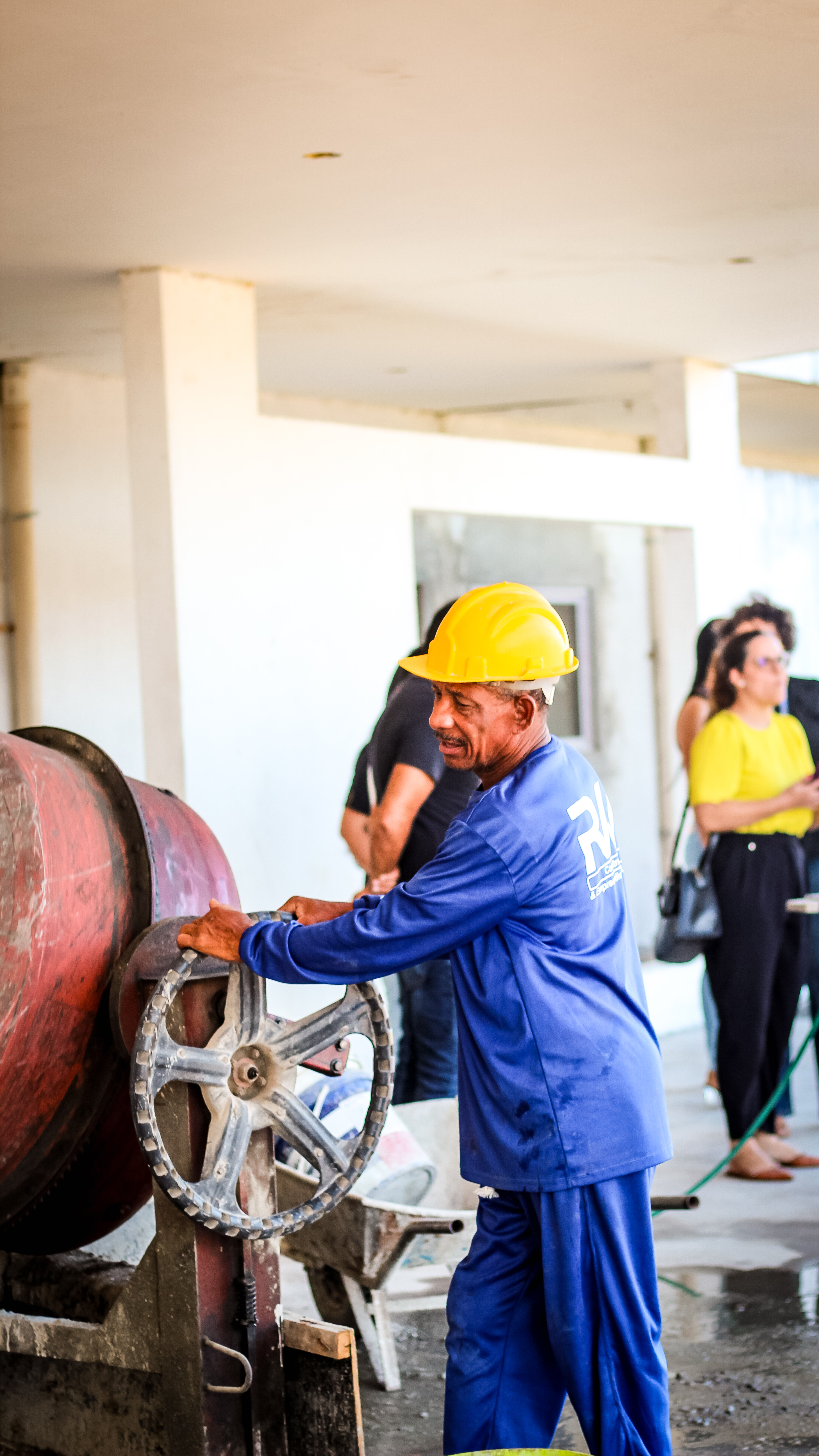 Imagem ilustrativa de PREFEITO BA BARROS VISITA OBRAS AO LADO DE DEPUTADOS EM PEDRAS DE FOGO