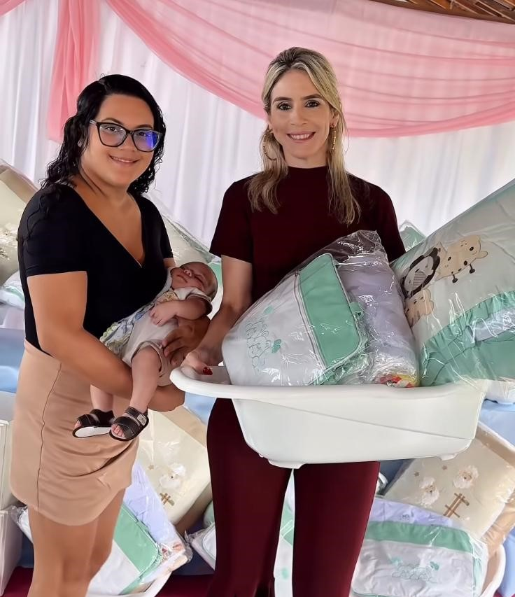 SECRETARIA DE DESENVOLVIMENTO SOCIAL ENTREGA 30 ENXOVAIS PARA GESTANTES EM PEDRAS DE FOGO