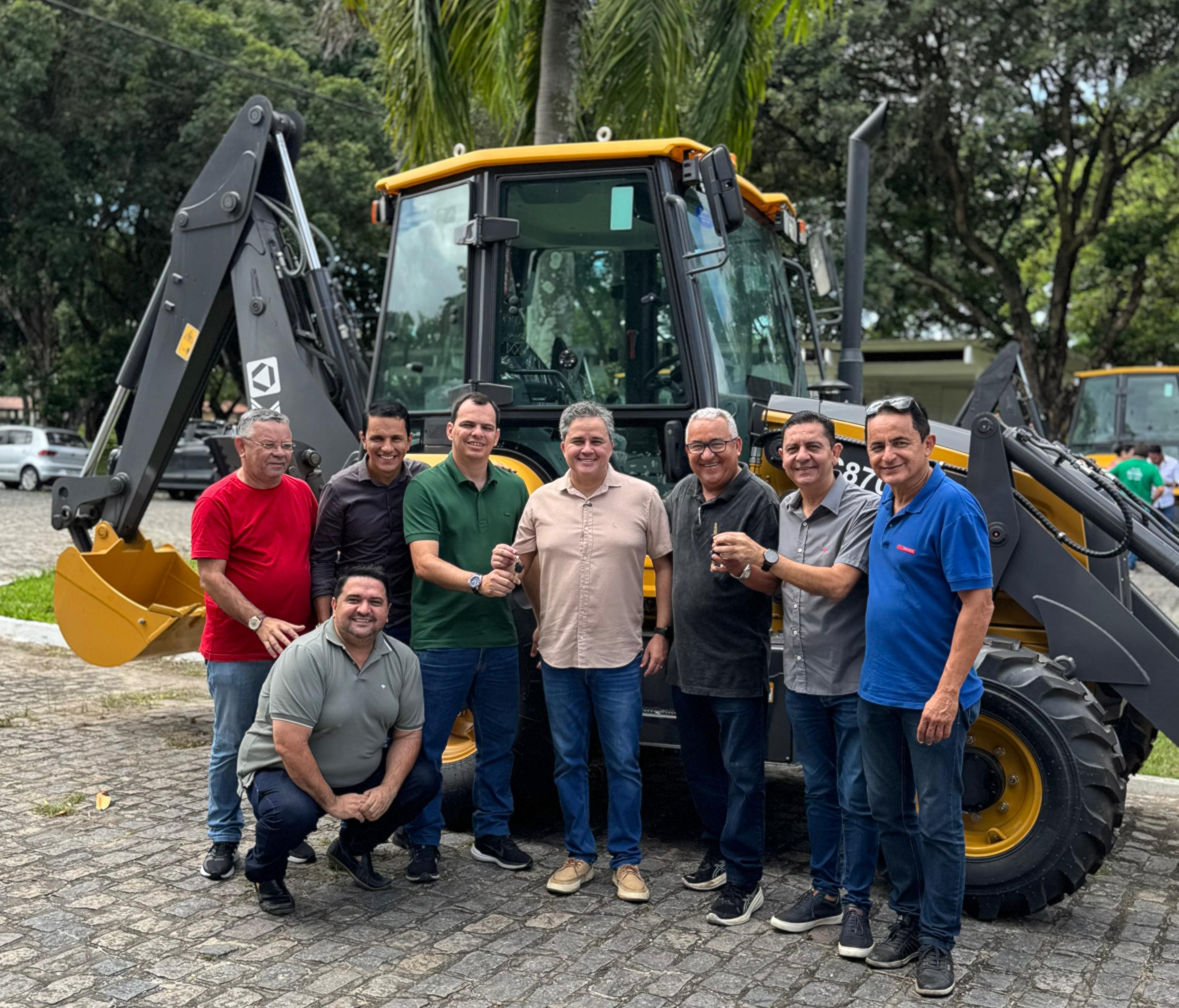 Imagem ilustrativa: Senador Efraim Filho destina retroescavadeira para Pedras de Fogo