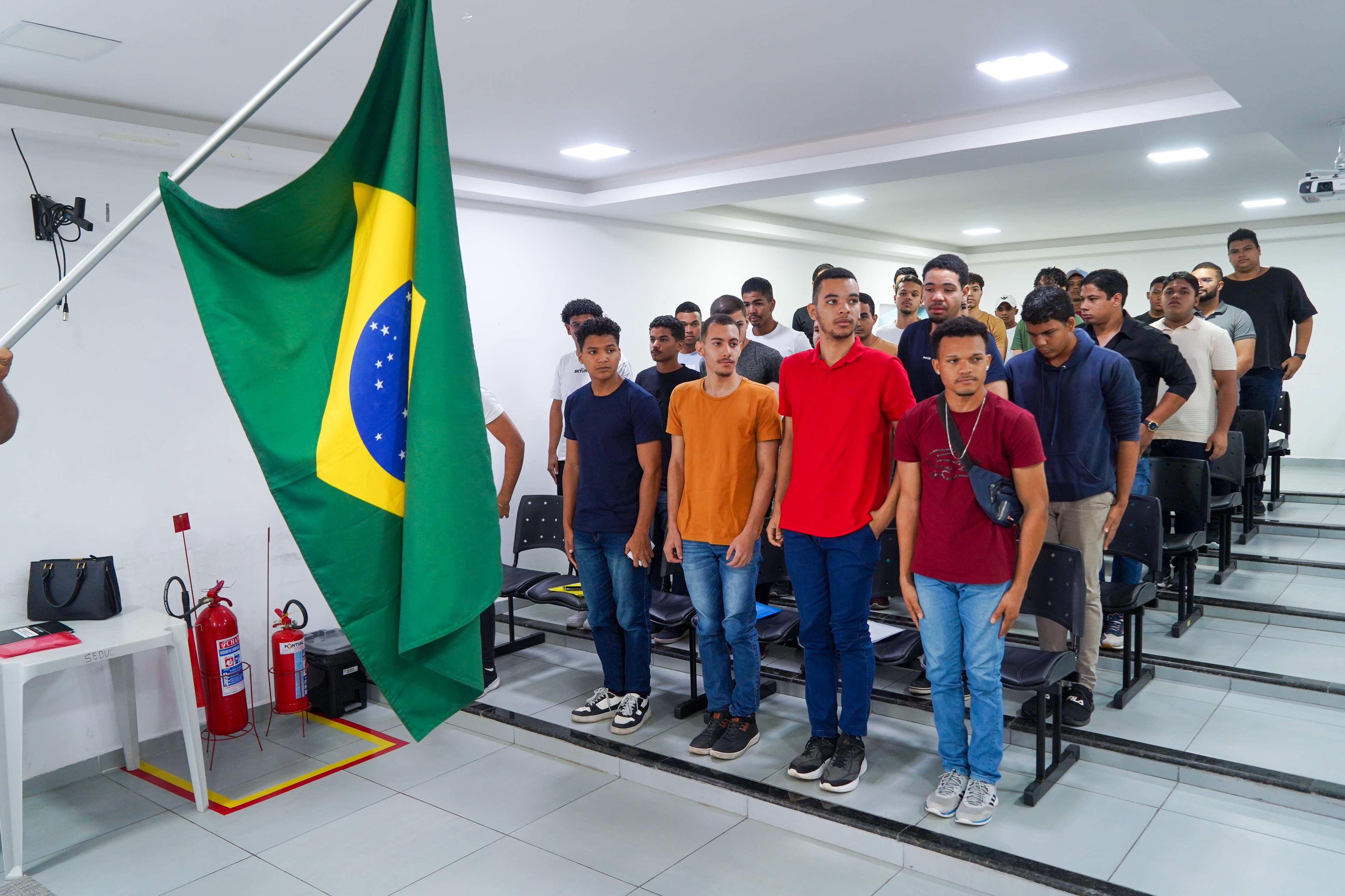 Imagem ilustrativa: Junta Militar realiza cerimônia do compromisso à Bandeira Nacional para jovens dispensados do Serviço Militar