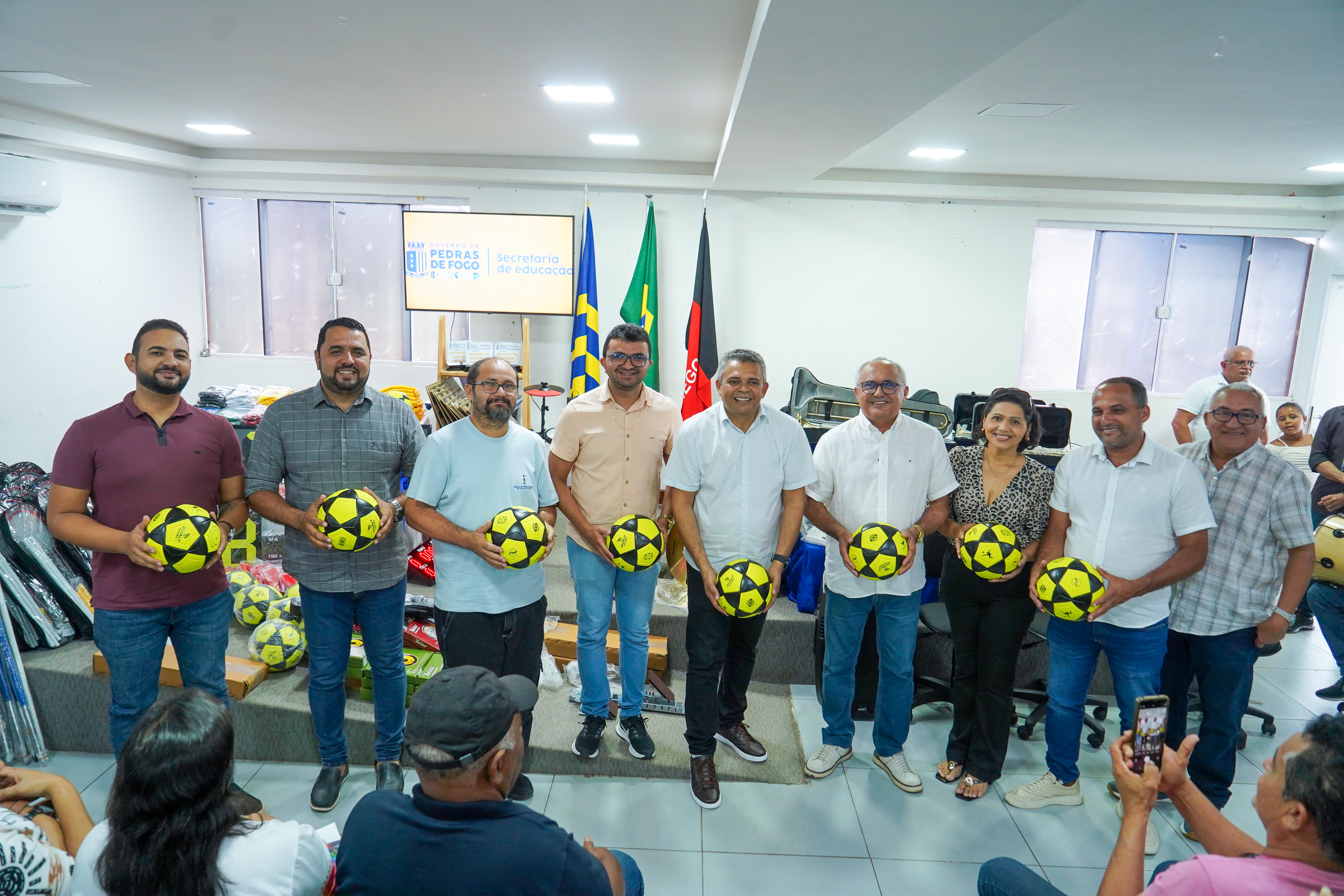 Imagem ilustrativa: Pedras de Fogo impulsiona Esporte e Cultura nas escolas com entrega de materiais e instrumentos