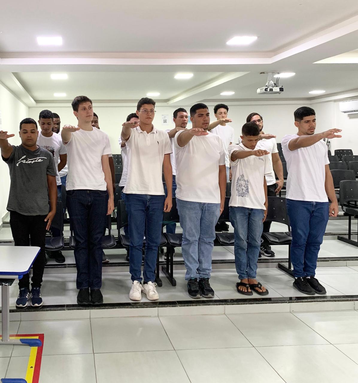 Imagem ilustrativa: Jovens realizam Juramento à Bandeira em cerimônia solene promovida pela 111ª Junta de Serviço Militar