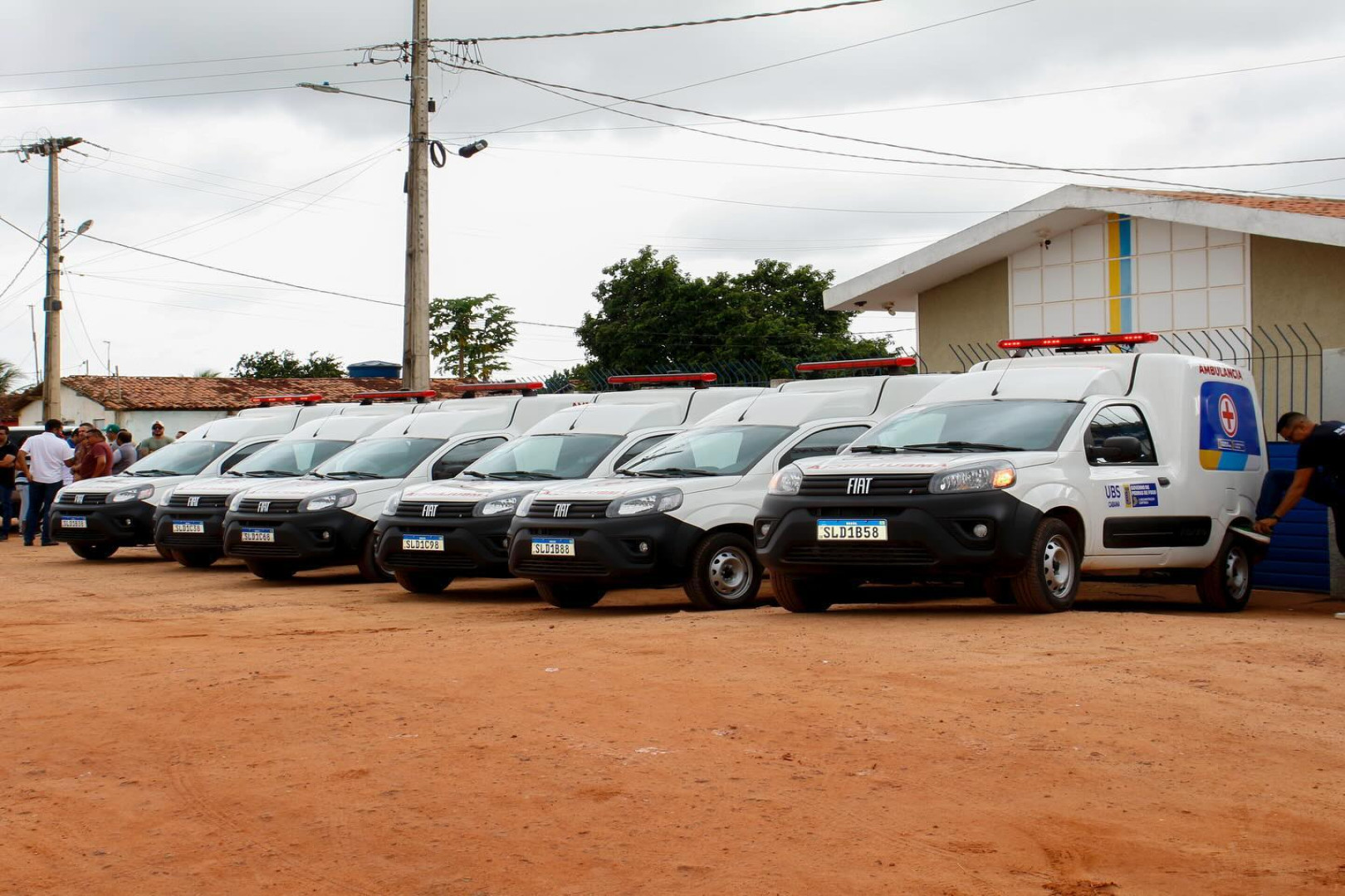 POPULAÇÃO RURAL DE PEDRAS DE FOGO RECEBE 6 NOVAS AMBULÂNCIAS
