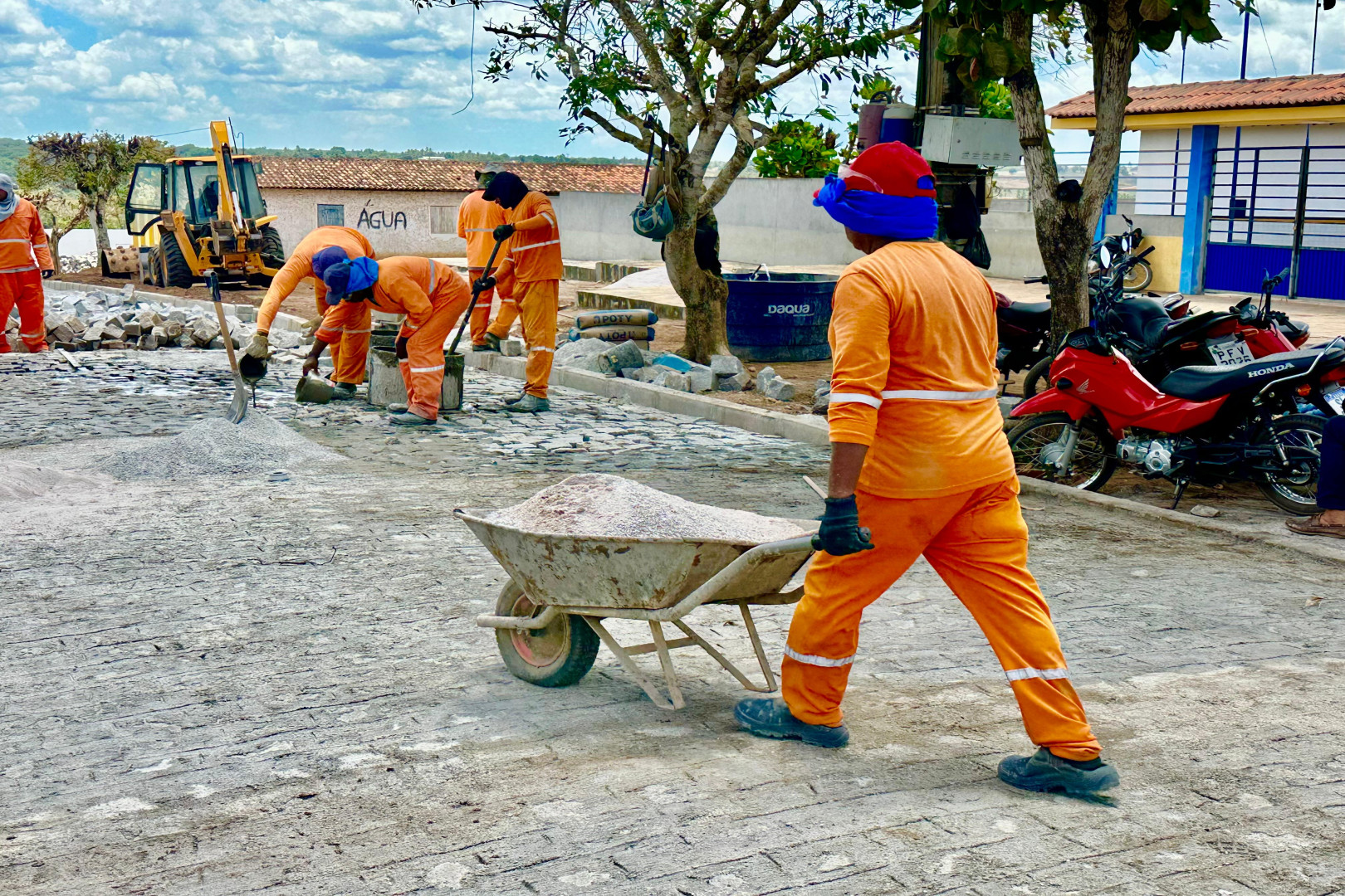 PAVIMENTAÇÃO DA COMUNIDADE RURAL DE SANTA TEREZINHA LEVA MELHORIAS À POPULAÇÃO