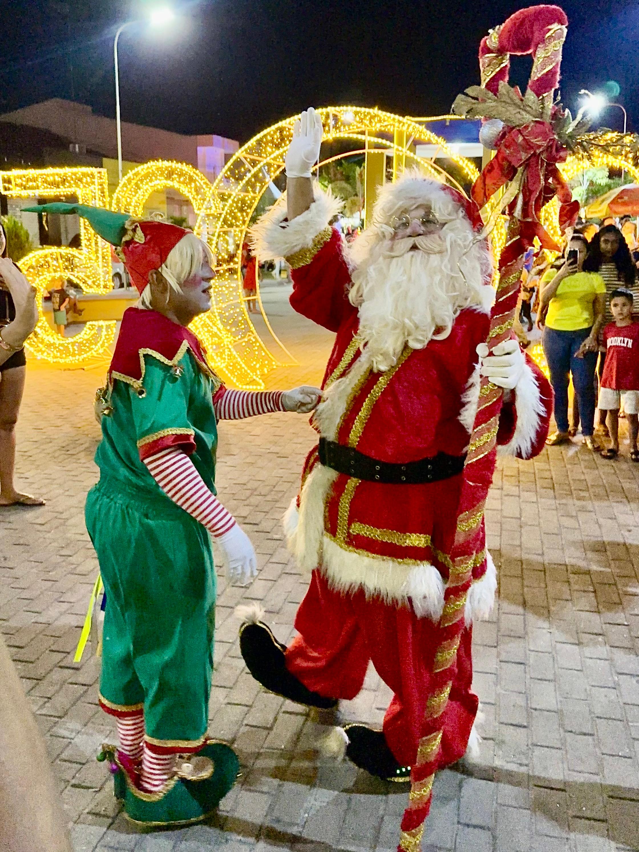 Imagem ilustrativa da notícia: PAPAI NOEL ENCANTA POPULAÇÃO E DEIXA CLIMA DE NATAL AINDA MAIS FORTE NA CIDADE